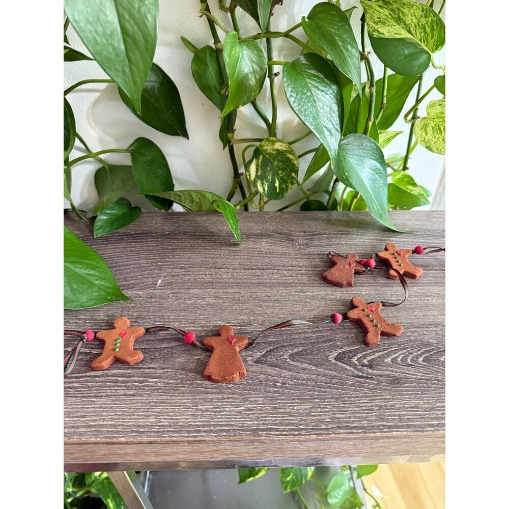 Gingerbread Christmas garland decor